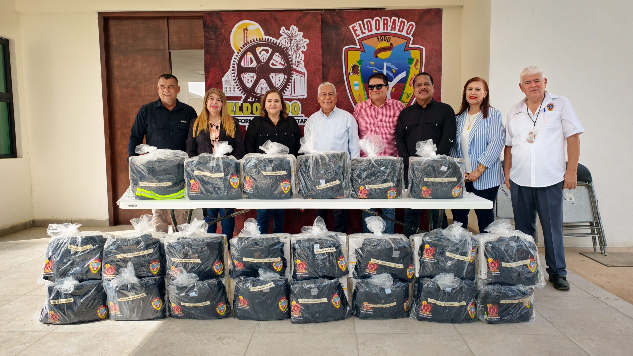 Entrega de uniformes a personal de servicios públicos del municipio de Eldorado.